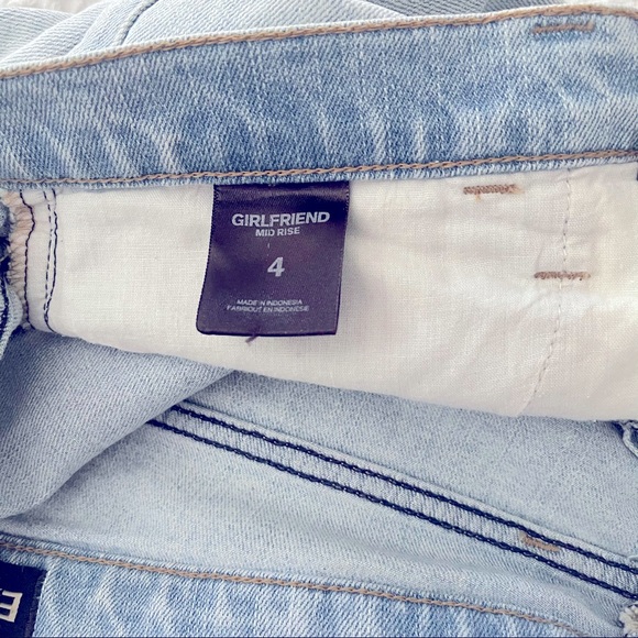 Faded, mid rise, light wash jeans!! - Picture 3 of 4